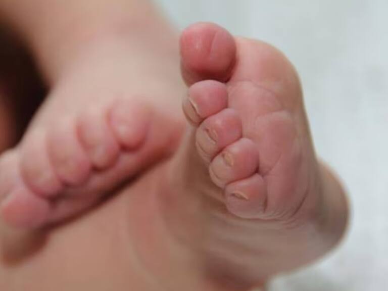 Reportan furiosa reacción del abuelo de guagua a la que le lanzaron hervidor y permanece grave: increpó a periodistas y gritó su verdad