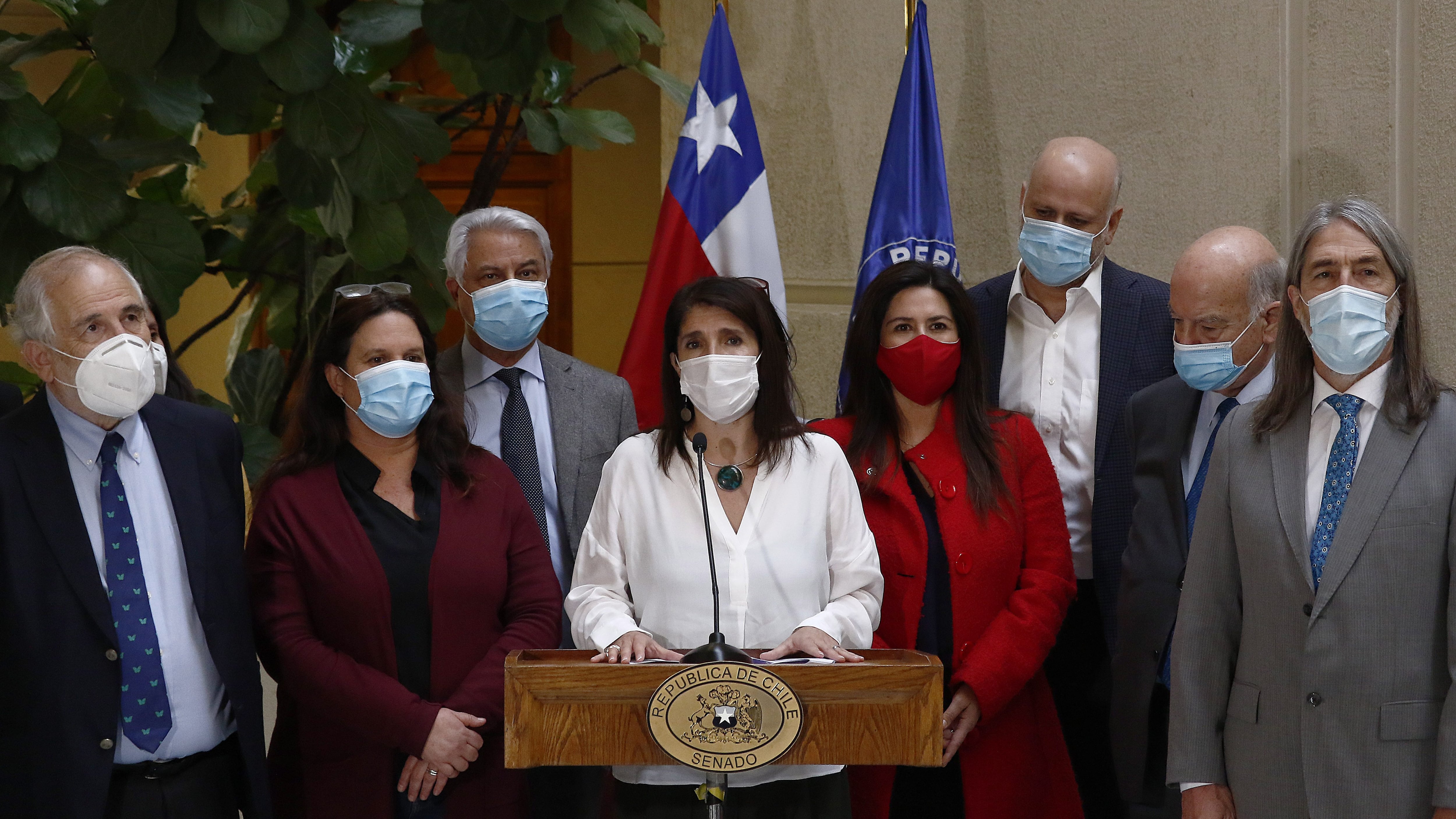 04 DE MAYO DE 2021/VALPARAISOLa candidata presidencial del Partido Socialista, Paula Narvaez (c), ofrece un punto de prensa, tras una reunion sostenida con senadores y diputados del partido, en medio del anuncio de sus medidas tributarias para paliar la crisis economica del Coronavirus.
FOTO: LEONARDO RUBILAR CHANDIA/AGENCIAUNO