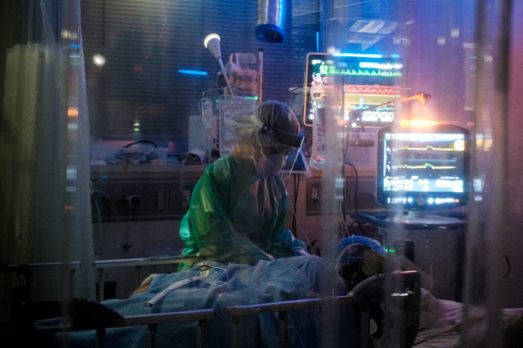 Trabajadora de la salud asiste a paciente con covid-19 en Japón