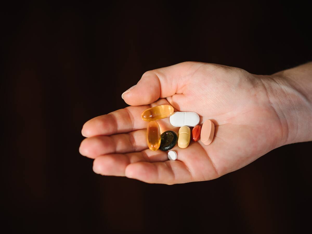 Automedicándose hasta con antidepresivo: alerta por medicamentos comprados en el comercio irregular en Chile