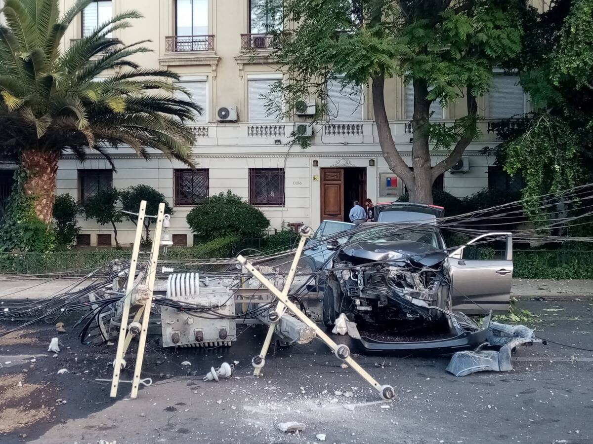 Conductor en estado de ebriedad choca y derriba dos postes en Providencia: reportan extenso corte de luz en el sector