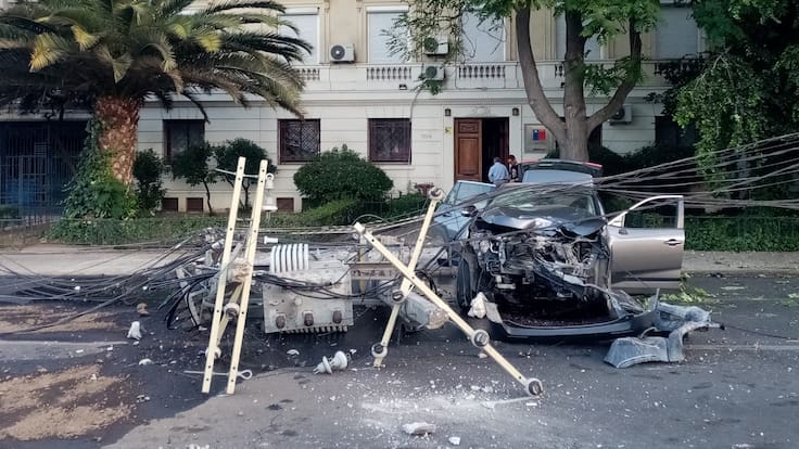 Conductor en estado de ebriedad derriba dos postes transformadores tras choque en el barrio Bellavista