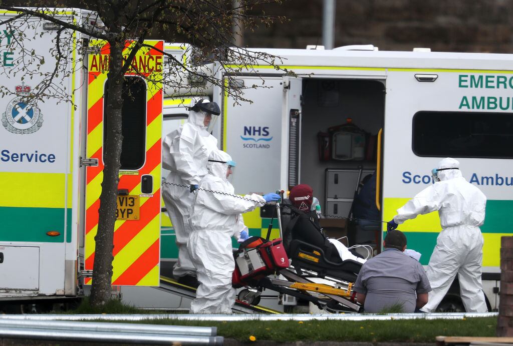 Trabajadores de la salud atienden a un paciente de Covid-19 en Escocia
