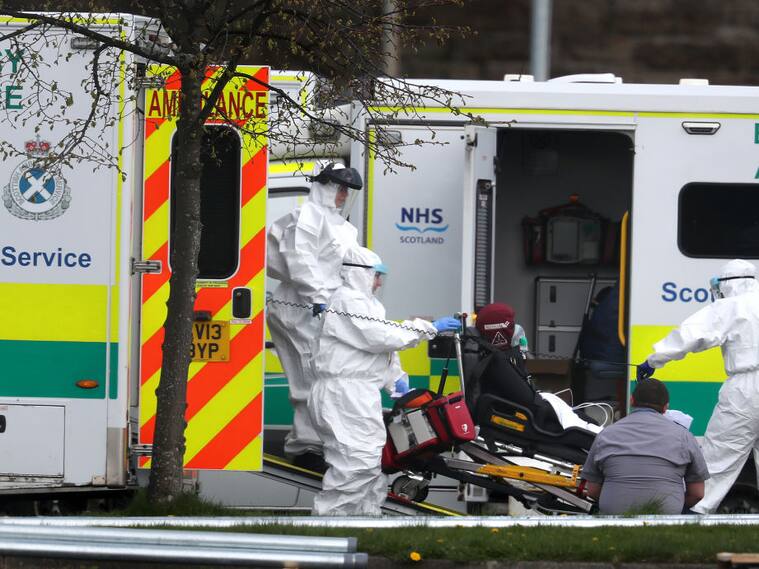 Trabajadores de la salud atienden a un paciente de Covid-19 en Escocia