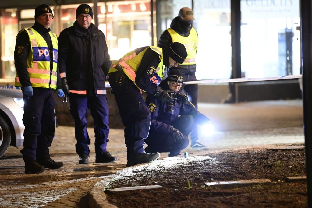 Policías investigan el lugar del ataque en Vetlanda
