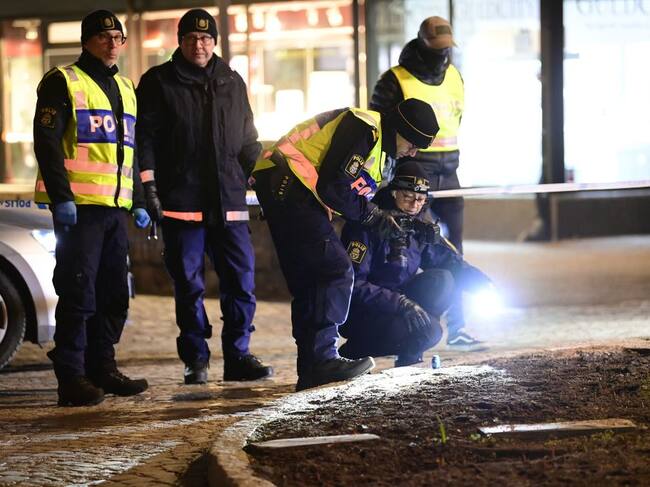 Policías investigan el lugar del ataque en Vetlanda