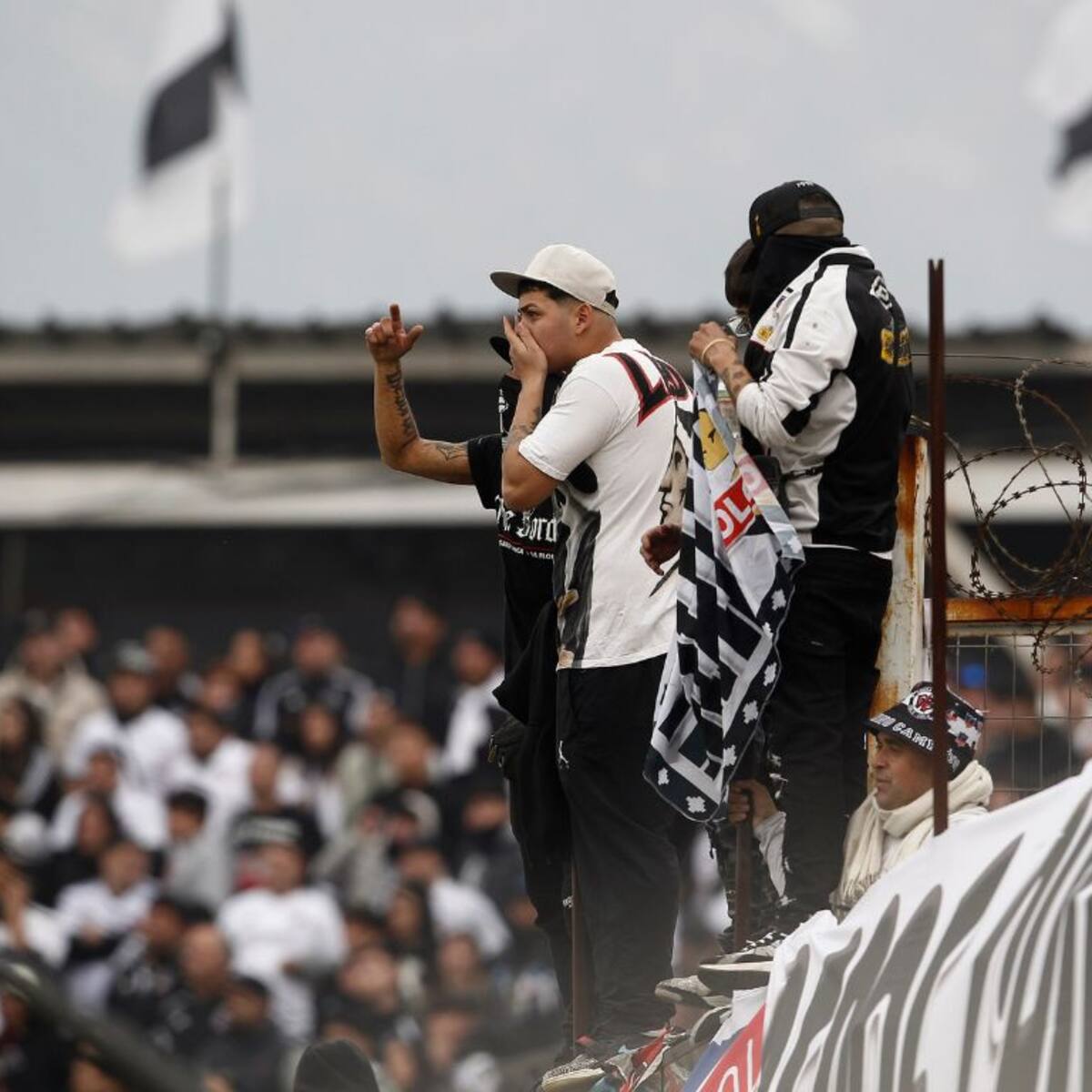“Sostenido por un lienzo”: qué se sabe sobre la tragedia en el Estadio Monumental que enluta el Superclásico