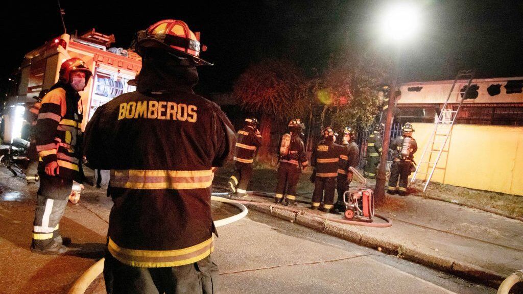 01 de Enero de 2021 / CHIGUAYANTE
Incendio afecta a escuela Belgica de la comuna de Chiguayante. de forma preliminar el siniestro lo habria provocado una bengala a proposito de celebraciones de año nuevo. Personal de bomberos trabaja en la emergencia, durante el estado de catastrofe de la pandemia covid-19
FOTO: CAMILO CASTRO / AGENCIAUNO