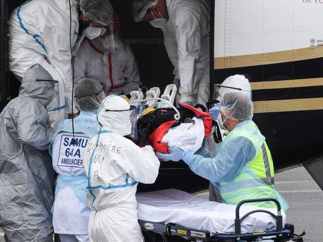 Paciente Covid-19 es trasladado en un avión en Francia