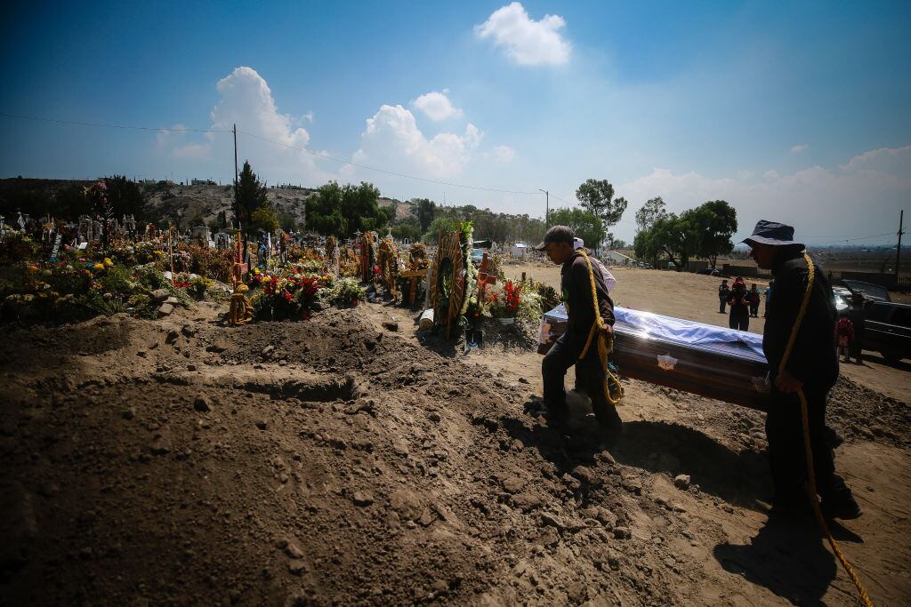 Trabajadores llevan a víctima del Covid-19 en México