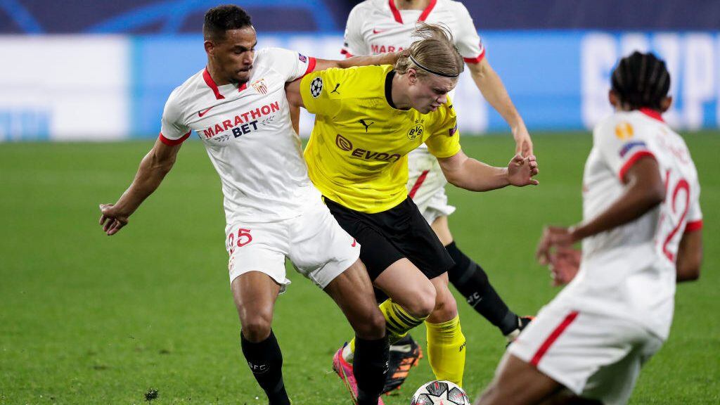 SEVILLA, SPAIN - FEBRUARY 17: (L-R) Fernando Reges of Sevilla FC, Erling Braut Haaland of Borussia Dortmund during the UEFA Champions League match between Sevilla v Borussia Dortmund at the Estadio Ramon Sanchez Pizjuan on February 17, 2021 in Sevilla Spain (Photo by David S. Bustamante/Soccrates/Getty Images)