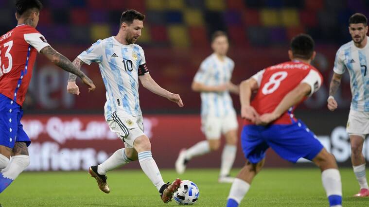SANTIAGO DEL ESTERO, ARGENTINA - JUNE 03: Lionel Messi of Argentina controls the ball during a match between Argentina and Chile as part of South American Qualifiers for Qatar 2022 at Estadio Unico Madre de Ciudades on June 03, 2021 in Santiago del Estero, Argentina. (Photo by Juan Mabromata - Pool/Getty Images)