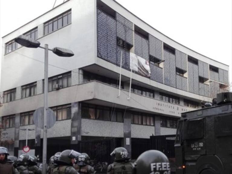 Nuevos incidentes se producen en las afueras del Instituto Nacional