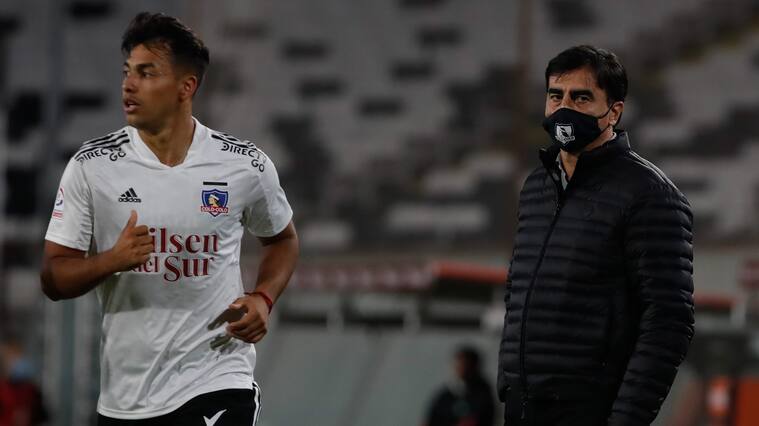 11 de Abril del 2021/SANTIAGOEl Director Tecnico de Colo Colo Gustavo Quinteros(c) ,durante el partido valido por la tercera fecha del Campeonato Nacional AFP PlanVital 2021, entre Colo Colo vs O'Higgins, disputado en el Estadio Monumental.
FOTO:FRANCISCO LONGA/AGENCIAUNO