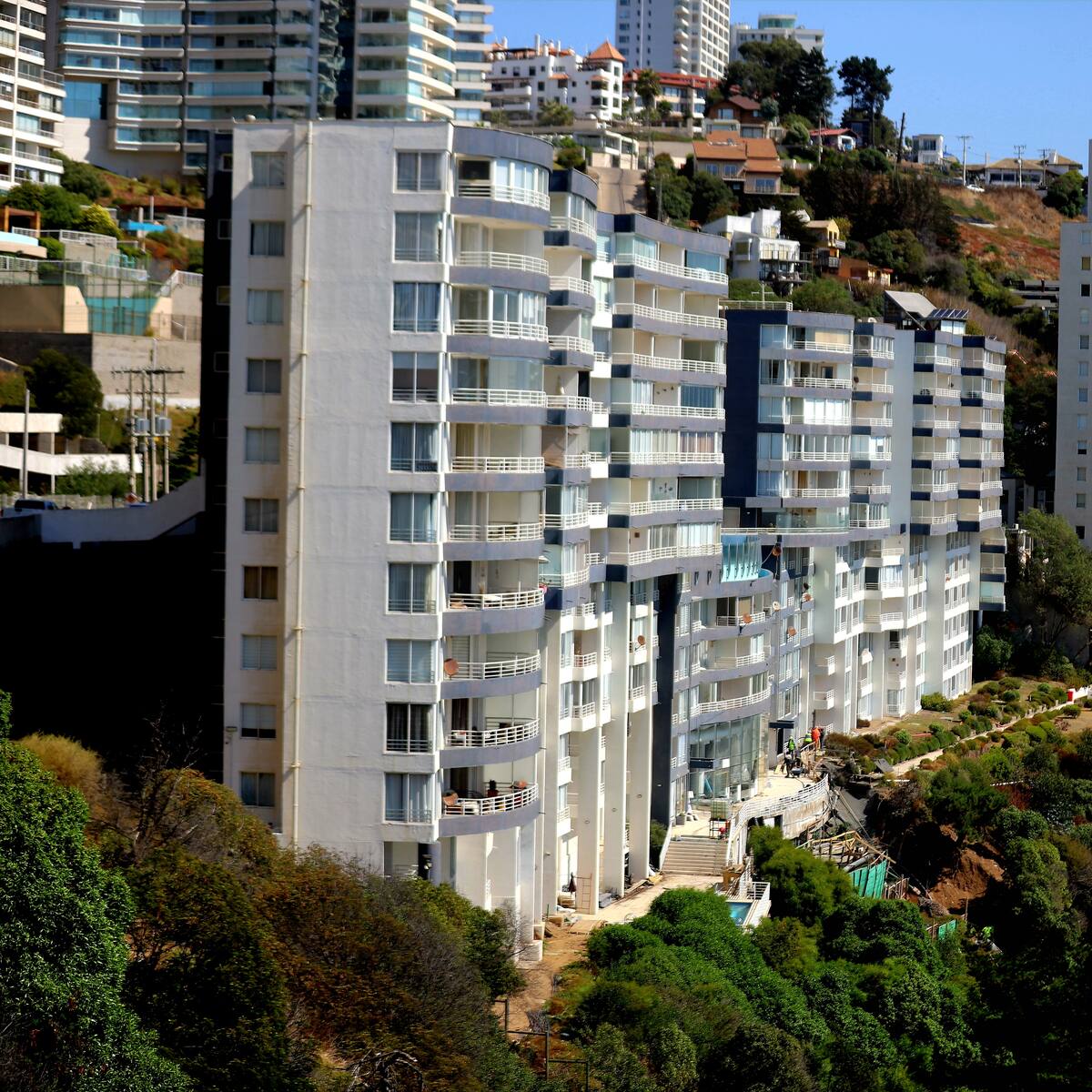 Vecinos regresan a edificio Euromarina II tras socavón que obligó desalojo de 300 familias