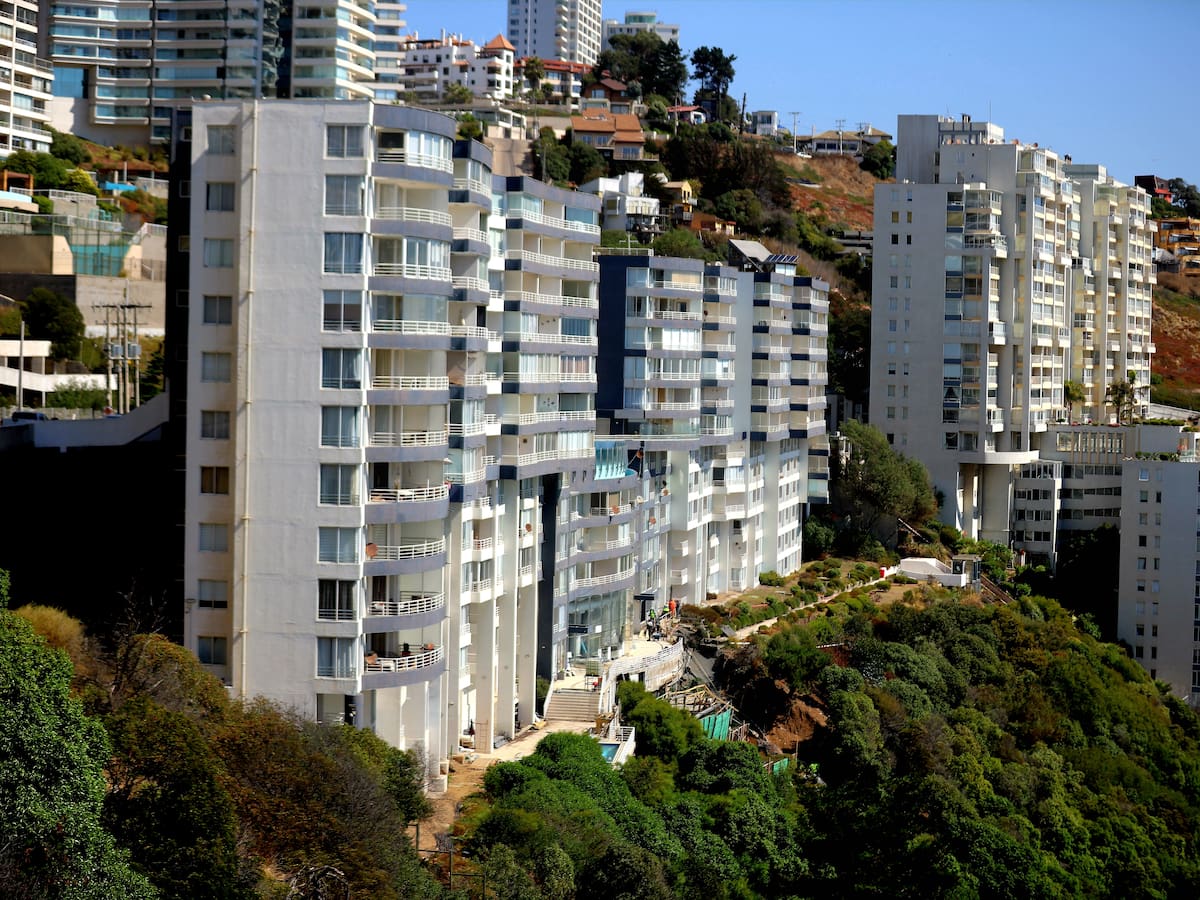 Vecinos regresan a edificio Euromarina II tras socavón que obligó desalojo de 300 familias