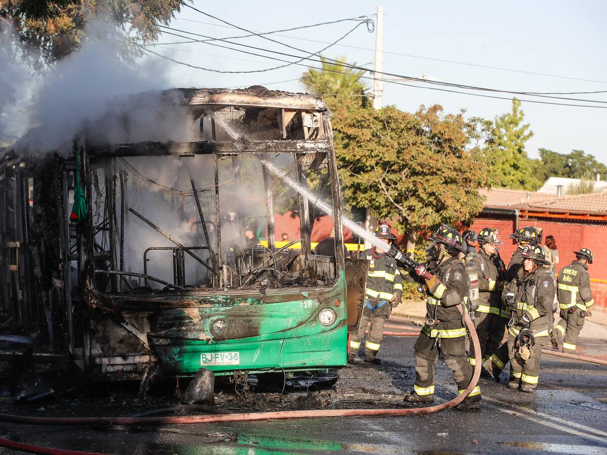 Iba sin pasajeros: Municipalidad de La Florida detalla las causas del incendio de un bus Red durante recorrido
