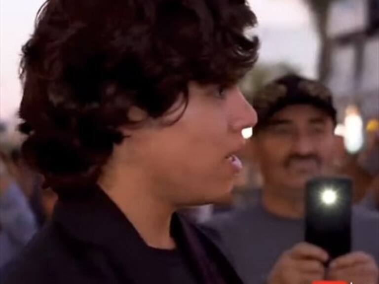 Joven se descoloca al saber que su novia es infiel y golpea su cabeza contra una cabina telefónica