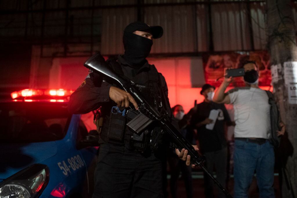 Policías custodian el barrio de Jacarezinho ante las protestas de los vecinos por la matanza