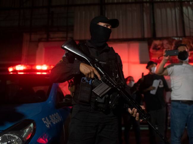 Policías custodian el barrio de Jacarezinho ante las protestas de los vecinos por la matanza