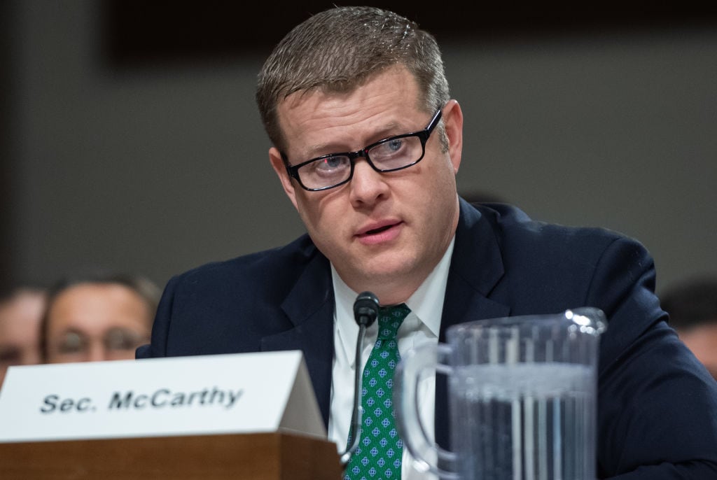 El secretario del ejército Ryan McCarthy