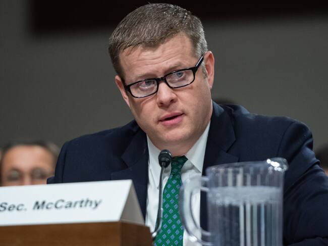 El secretario del ejército Ryan McCarthy