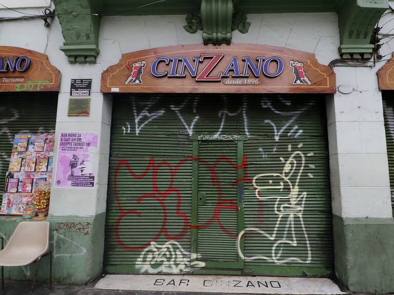 15 DE MAYO DE 2019/VALPARAISOFachada del Bar Cinzano.
El tradicional recinto ubicado en la plaza Anibal Pinto deberá cerrar sus cortinas por 30 días, debido a problemas con la patente de alcoholes.
FOTO: LEONARDO RUBILAR CHANDIA/AGENCIAUNO
