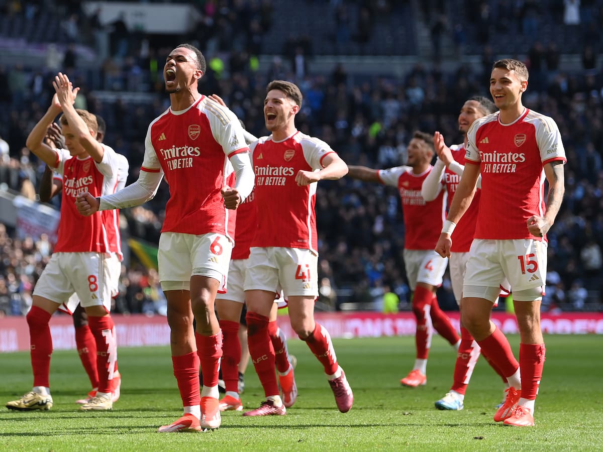Arsenal derrota al Tottenham y presiona al Manchester City en la lucha por la Premier League