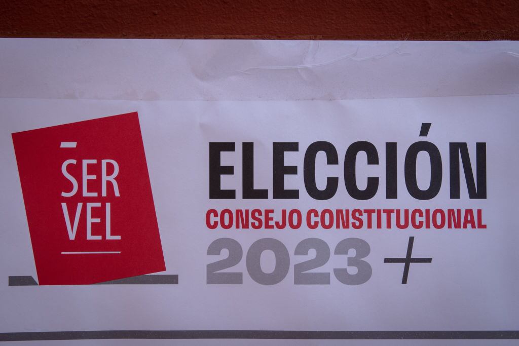 Un aviso de la elección del consejo constitucional 2023 en Chile