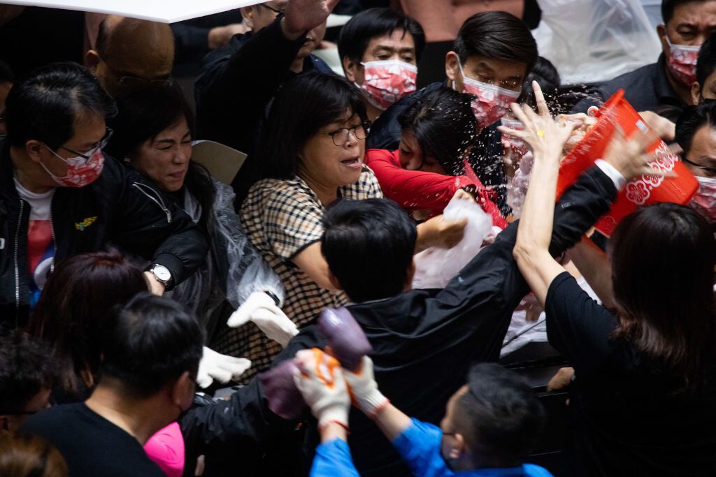 Diputados del KMT realizan una protestas en el parlamento de Taiwán