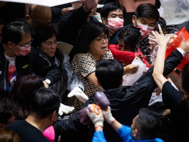 Diputados del KMT realizan una protestas en el parlamento de Taiwán