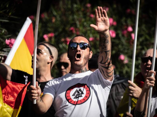 Grupo de neonazis españoles con símbolos vinculados al franquismo