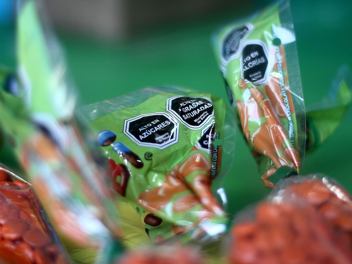 Obesidad infantil: prestigiosa revista científica revela el impacto del etiquetado de alimentos aplicado en Chile