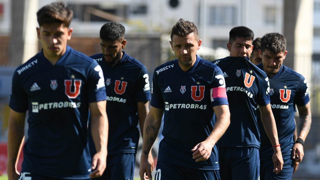 15 DE OCTUBRE DE 2020 / ANTOFAGASTA Jugadores de Universidad de Chile se retiran del campo de juego  , Durante el partido valido por la decimoquinta fecha del campeonato nacional AFP Plan Vital, entre Deportes Antofagasta y Universidad de Chile 
FOTO CAMILO ALFARO / AGENCIAUNO