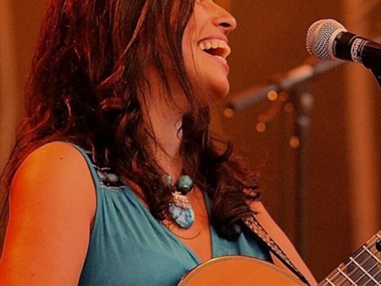 En MundoVivo escuchamos ritmos de India y Hungría y recibimos a Mirtha Guerrero de La Machete