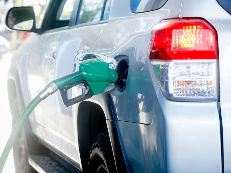 “Se viene el caos en las bencineras”: usuarios de redes sociales reaccionan a la histórica alza en el precio de los combustibles