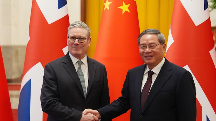 Cómo un balón de la Premier League impulsó la histórica reunión diplomática entre Keir Starmer y Xi Jinping