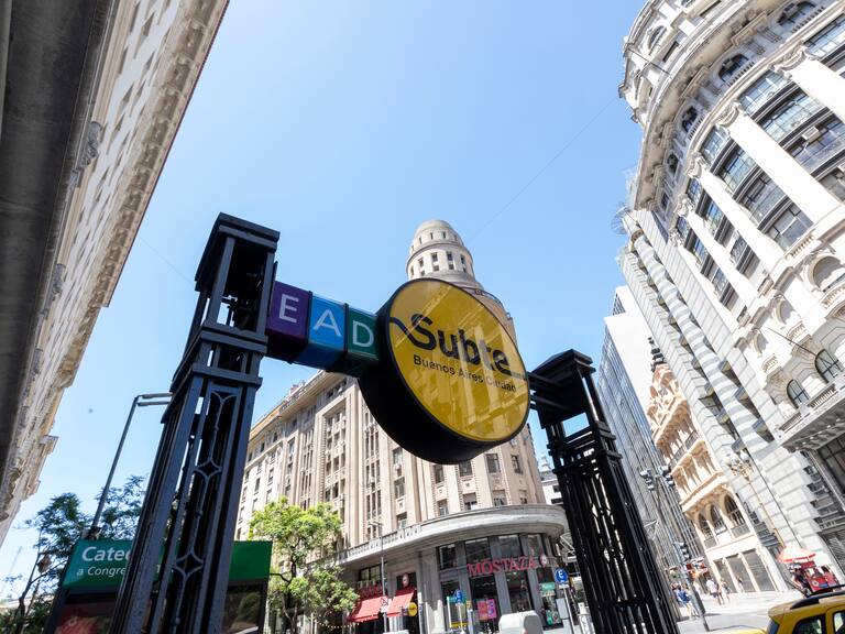 Hombre persigue a personas con un martillo y causa pánico en el “Subte” de Buenos Aires