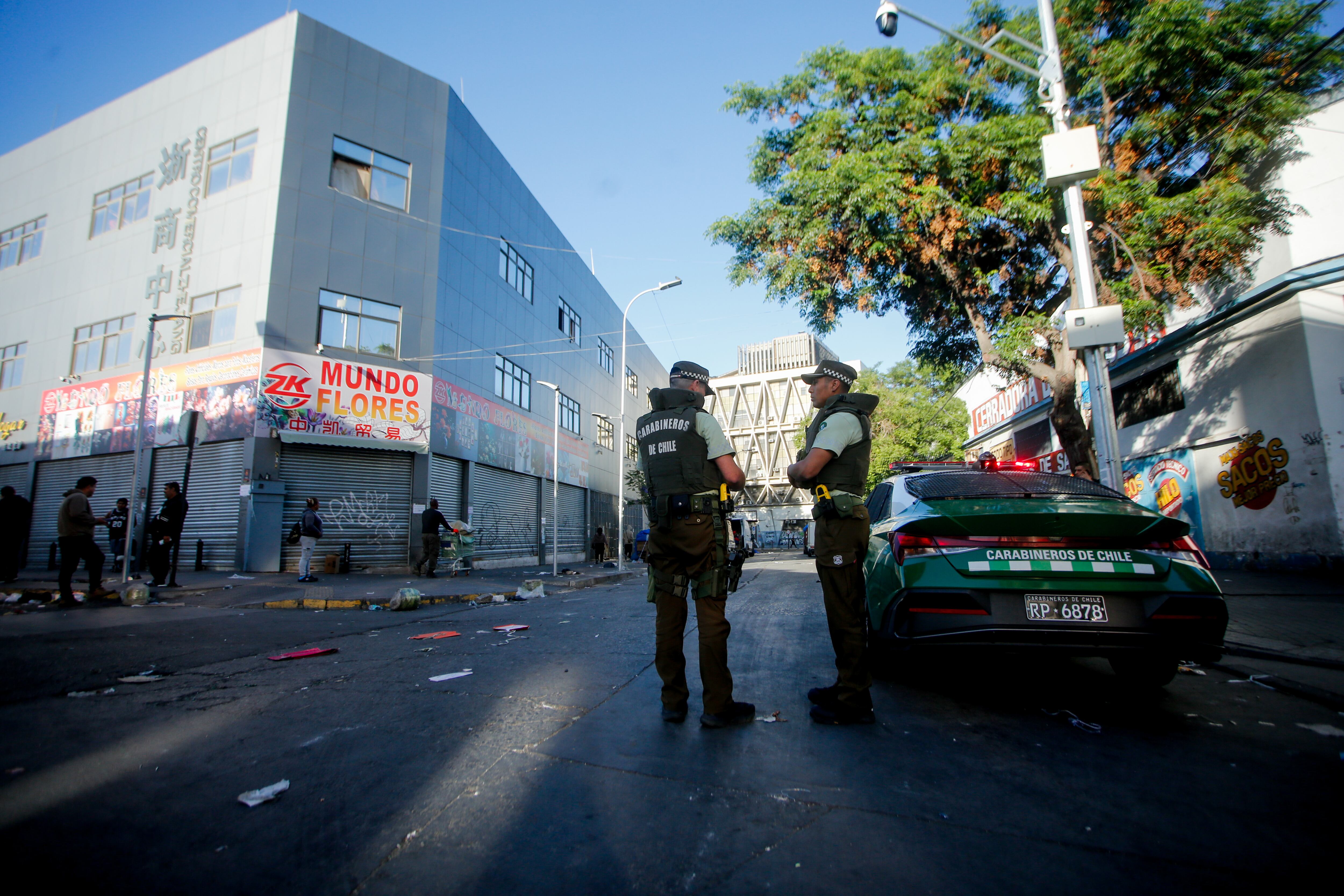19 de noviembre de 2025/SANTIAGO
Carabineros resguarda la calle Sazie, en el barrio Meiggs, debido a que durante la madrugada se realizó un procedimiento en el que fueron retirados alrededor de 80 toldos azules que intentaban instalarse en el sector.
FOTO: AGENCIAUNO