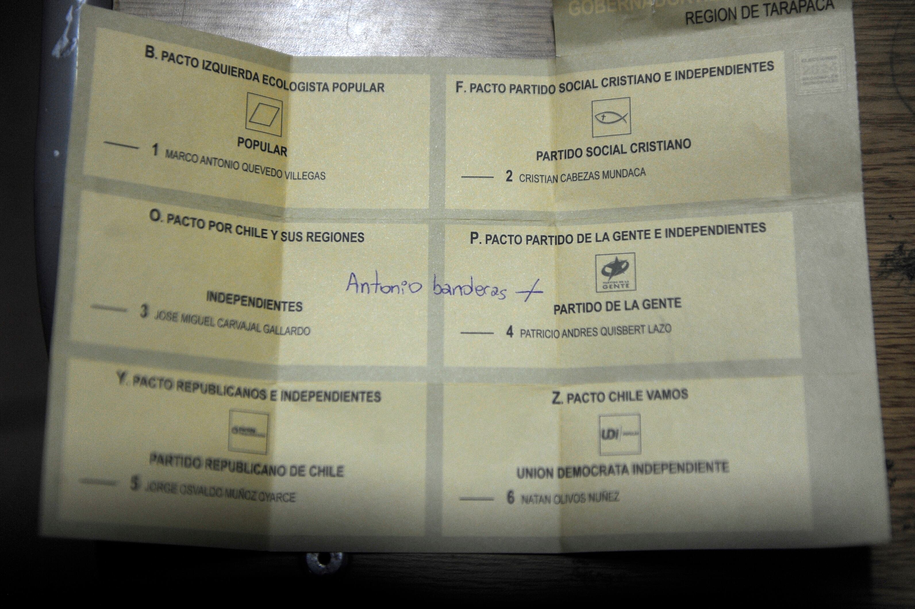 27 de octubre de 2024 / IQUIQUECon diversas frases los votantes expresaron su parecer respecto a los candidatos de las elecciones regionales y municipales 2024.FOTO: CRISTIAN VIVERO BOORNES/AGENCIAUNO