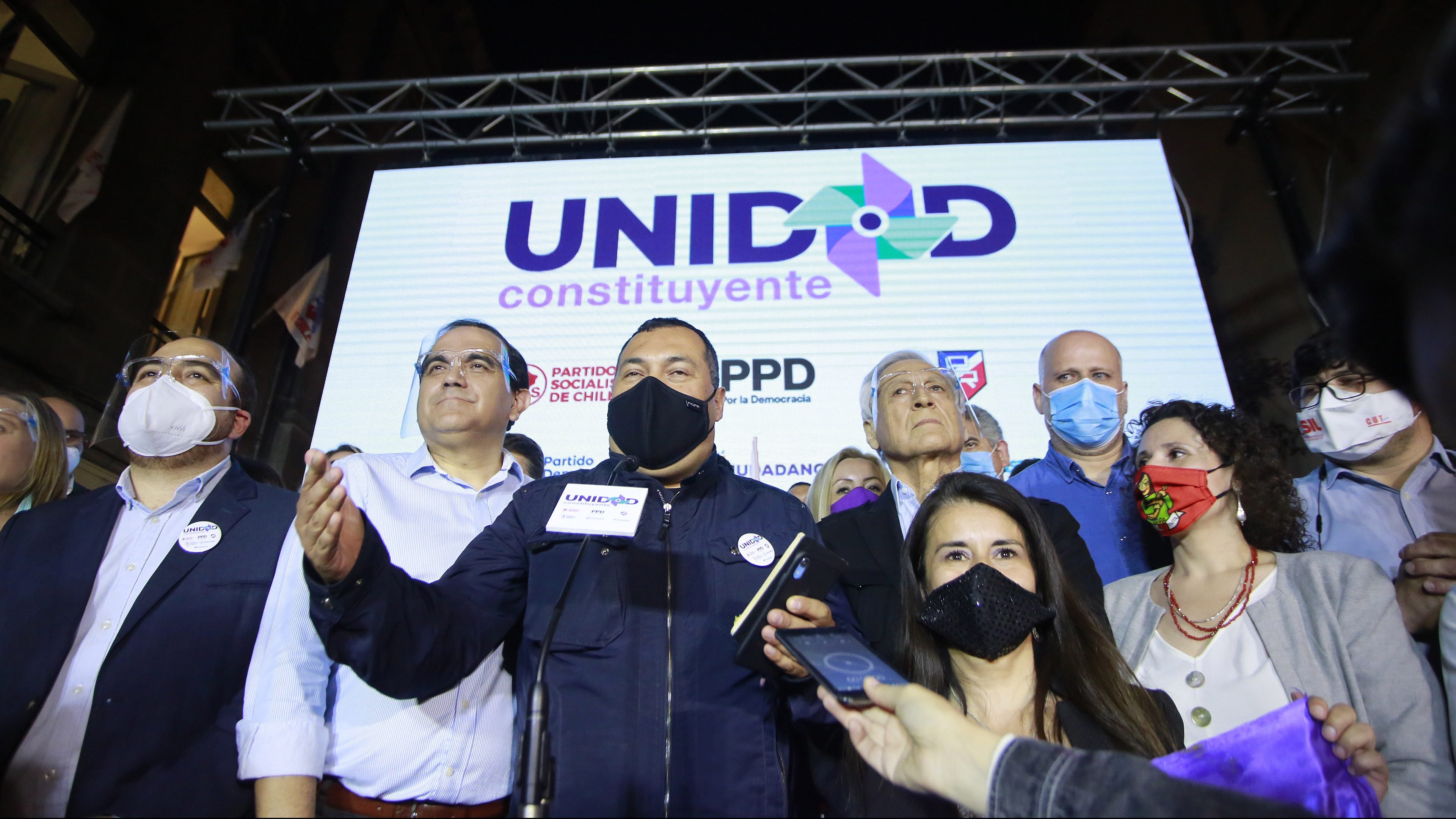 Santiago 25 de octubre  2020Pacto de Unidad Constituyente se reúne afuera de la sede del Partido Socialista para celebrar  los resultados del plebiscito 2020.
En la foto;  Fuad Chahín, Carlos Maldonado, Heraldo Muñoz, Alvaro Elyzalde