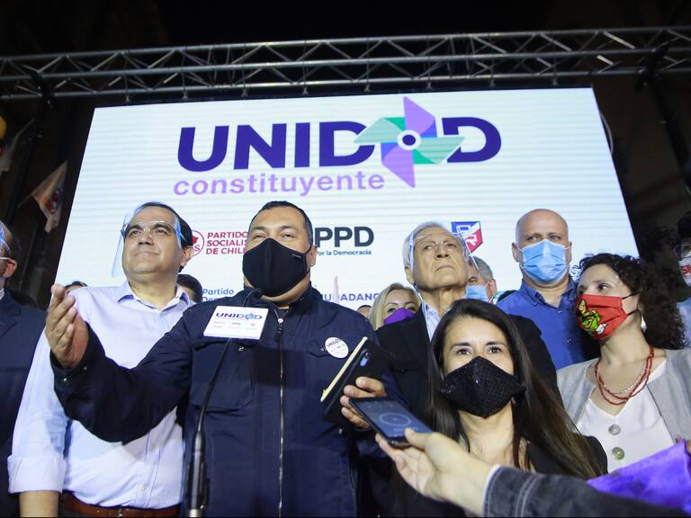Santiago 25 de octubre 2020Pacto de Unidad Constituyente se reúne afuera de la sede del Partido Socialista para celebrar los resultados del plebiscito 2020.
En la foto; Fuad Chahín, Carlos Maldonado, Heraldo Muñoz, Alvaro Elyzalde