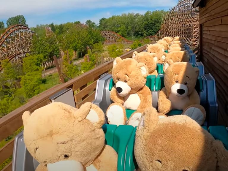 Más de 20 osos de peluches «se divierten» en un parque de diversión holandés