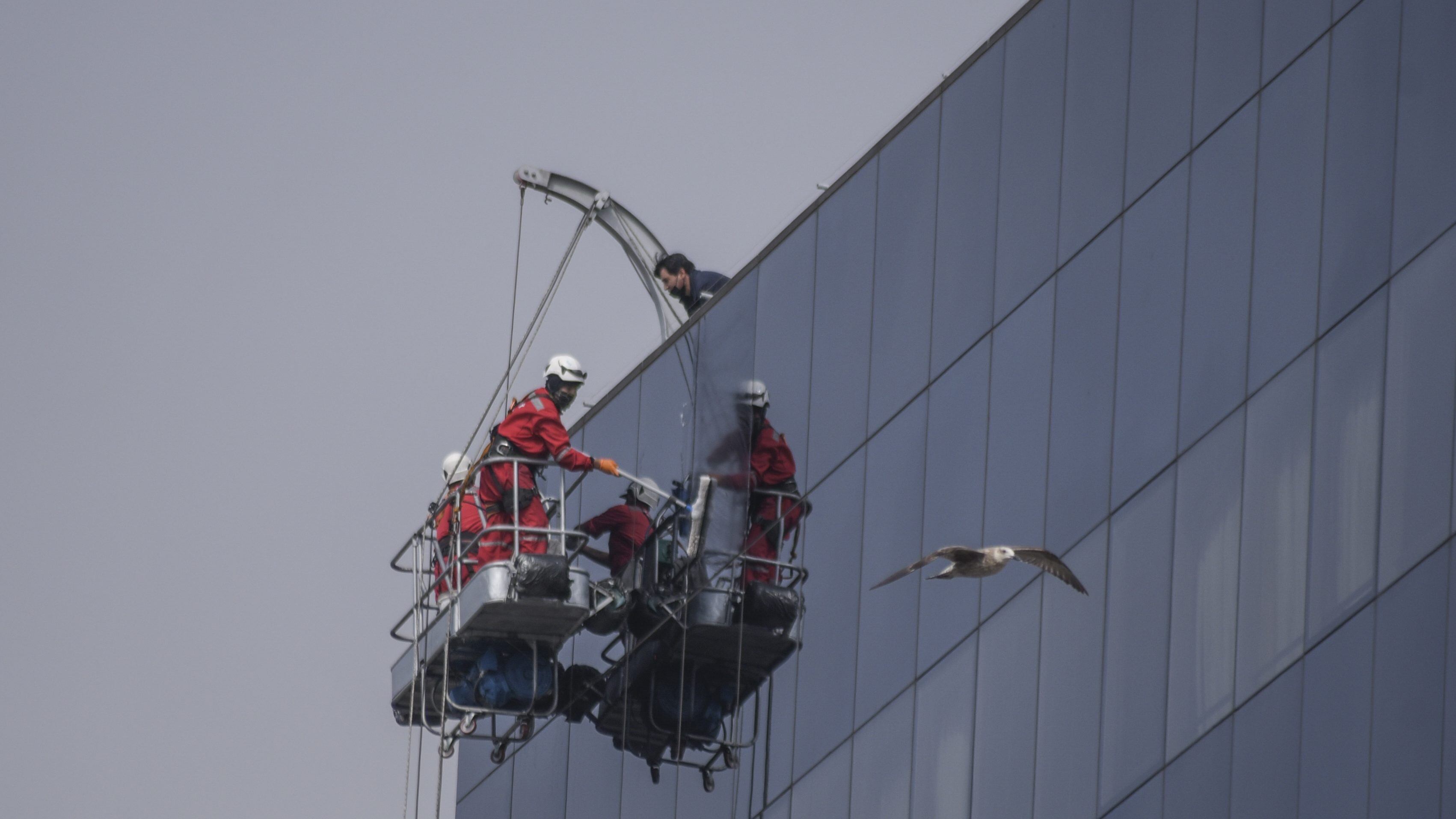 21 DE ABRIL DE 2021 / VALPARAISOTrabajadores limpian vidrios de un Edificio en Plaza Sotomayor, durante la cuarentena total que afecta a la ciudad, como parte de la Fase 1 del Plan paso a paso contra el Covid-19.
FOTO: MIGUEL MOYA / AGENCIAUNO