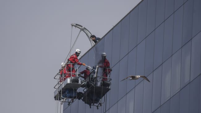 21 DE ABRIL DE 2021 / VALPARAISOTrabajadores limpian vidrios de un Edificio en Plaza Sotomayor, durante la cuarentena total que afecta a la ciudad, como parte de la Fase 1 del Plan paso a paso contra el Covid-19.
FOTO: MIGUEL MOYA / AGENCIAUNO