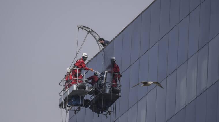 21 DE ABRIL DE 2021 / VALPARAISOTrabajadores limpian vidrios de un Edificio en Plaza Sotomayor, durante la cuarentena total que afecta a la ciudad, como parte de la Fase 1 del Plan paso a paso contra el Covid-19.
FOTO: MIGUEL MOYA / AGENCIAUNO