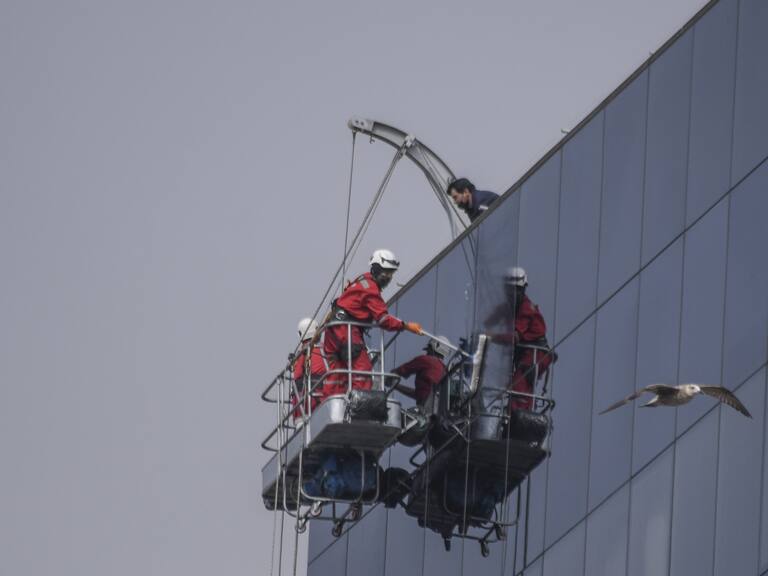21 DE ABRIL DE 2021 / VALPARAISOTrabajadores limpian vidrios de un Edificio en Plaza Sotomayor, durante la cuarentena total que afecta a la ciudad, como parte de la Fase 1 del Plan paso a paso contra el Covid-19.
FOTO: MIGUEL MOYA / AGENCIAUNO