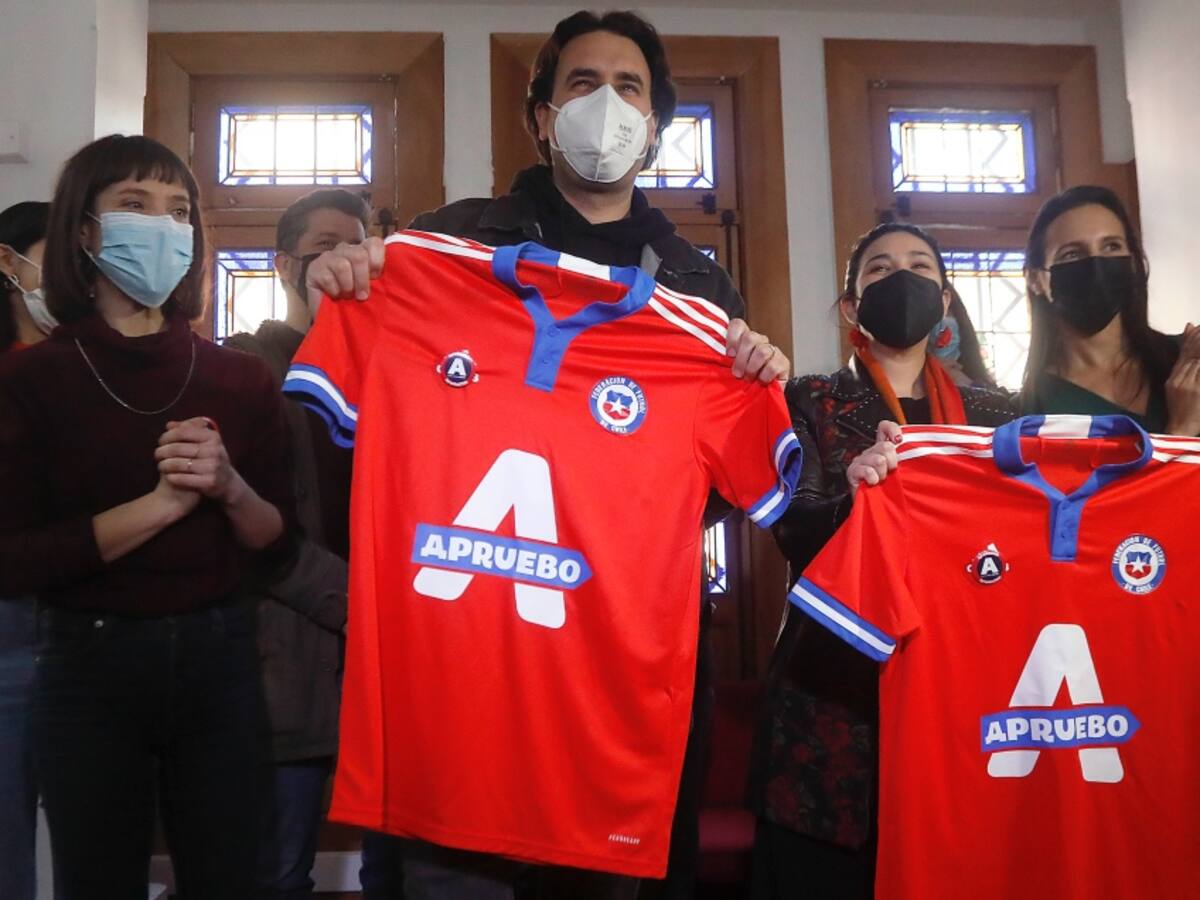Vlado Mirosevic por uso de camiseta de la selección en campaña del Apruebo: «No fue con ninguna mala intención»
