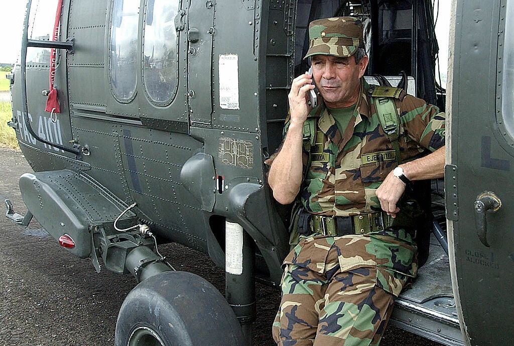 El entonces general Mario Montoya en la región del Chocó en Colombia