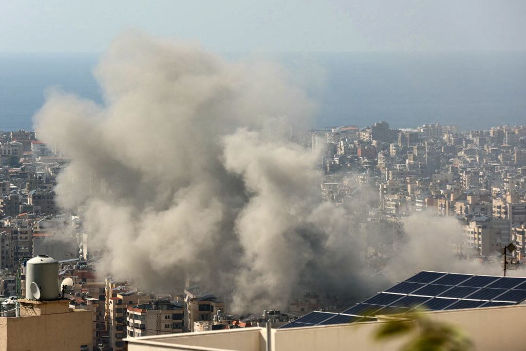 El humo se levanta sobre la ciudad de Beirut tras un nuevo ataque de Israel sobre la capital del Líbano